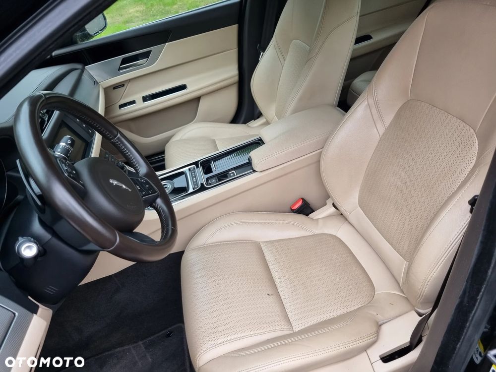Jaguar XF 30d Prestige - 11