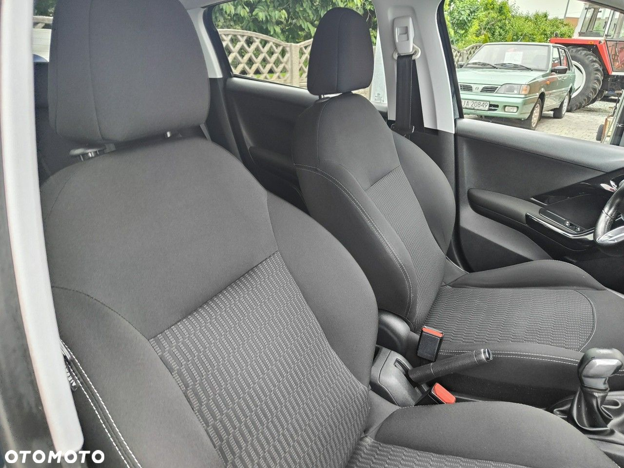 Peugeot 208 - 18