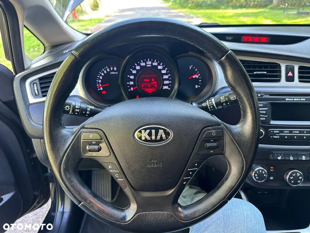 Kia Ceed 1.6 GDI Dream Team Edition - 17