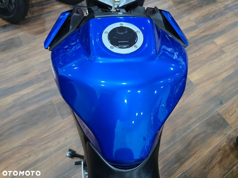 Suzuki GSX - 16