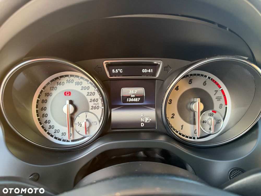 Mercedes-Benz GLA 200 7G-DCT - 28