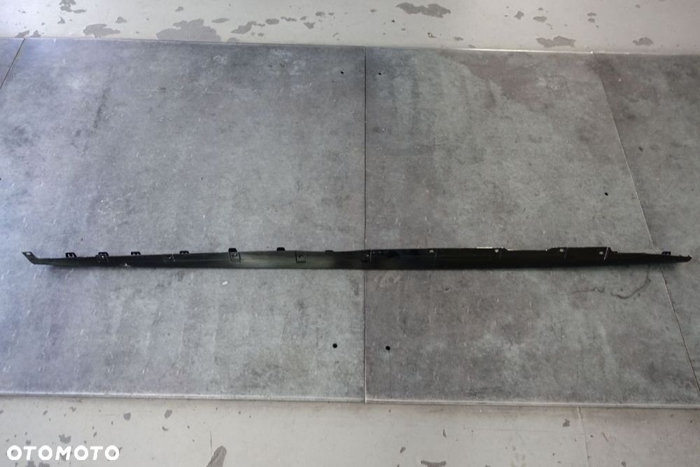 LISTWA PROGOWA PRAWA BMW F40