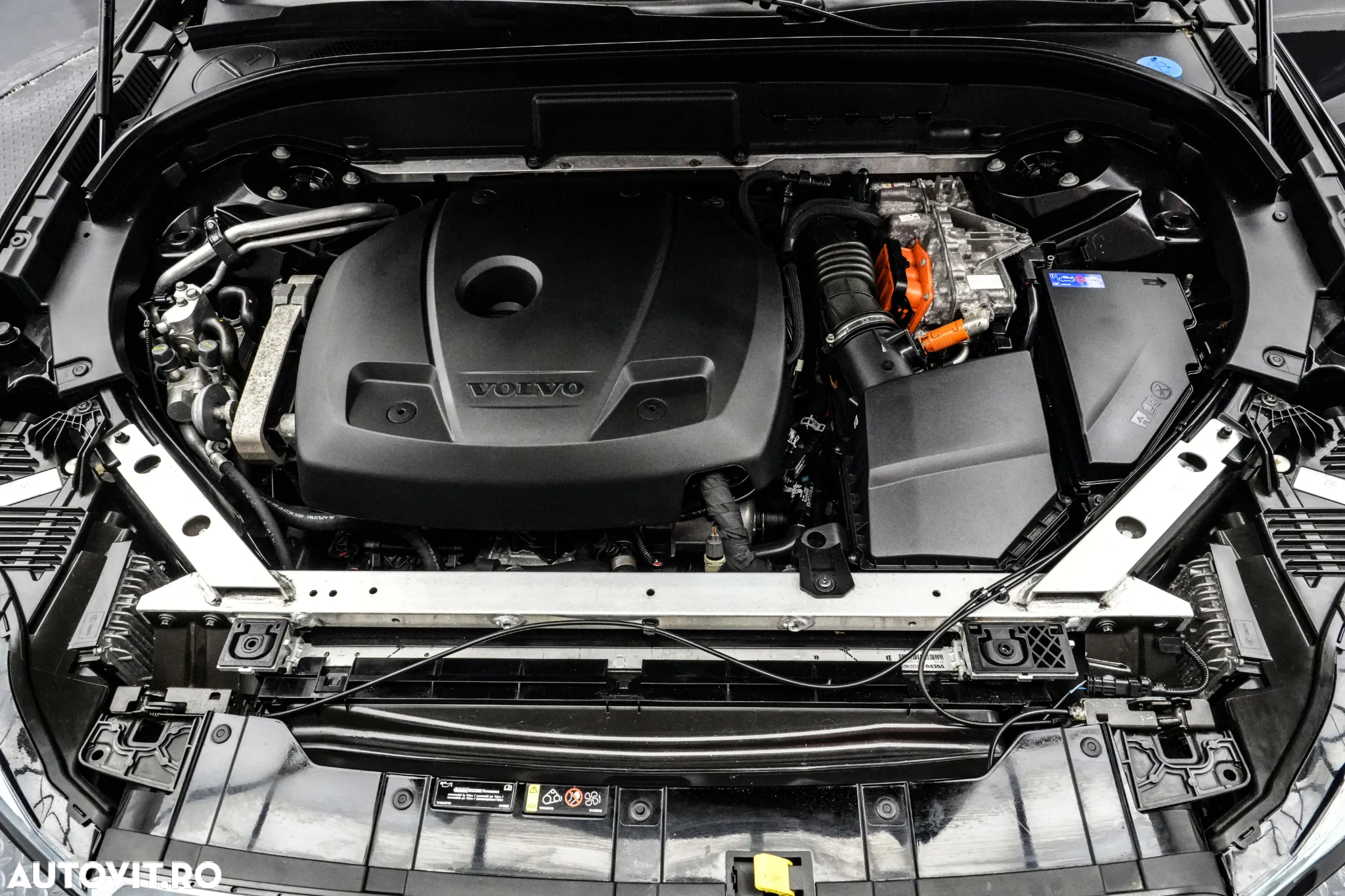 Volvo XC 60 T8 Twin Engine AWD Momentum Pro - 27