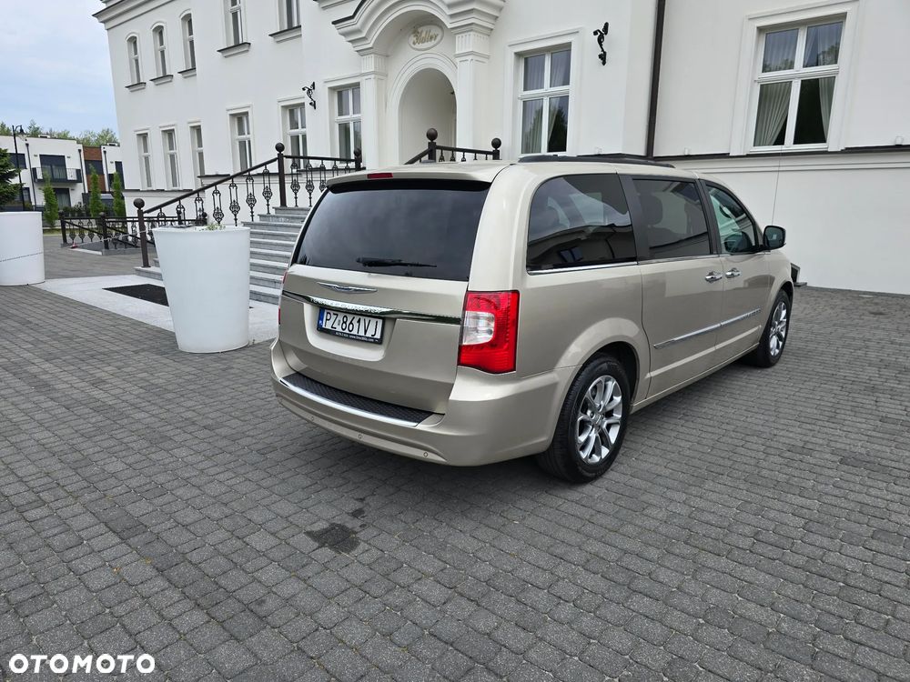 Chrysler Town & Country 3.6 Limited - 8