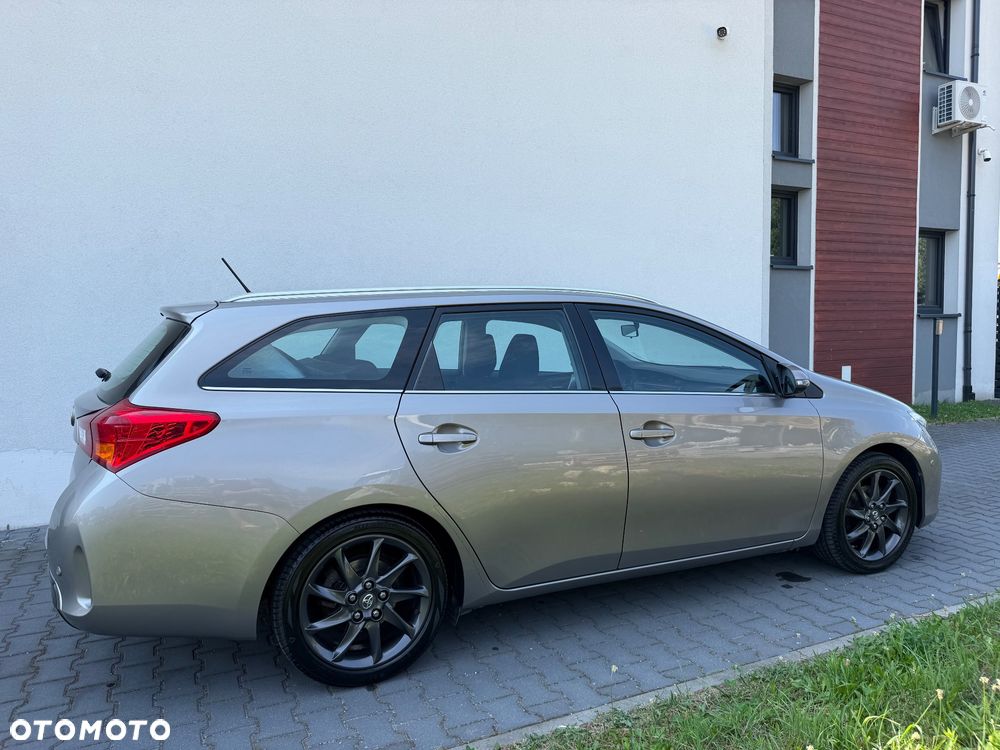 Toyota Auris 1.6 Premium + - 10