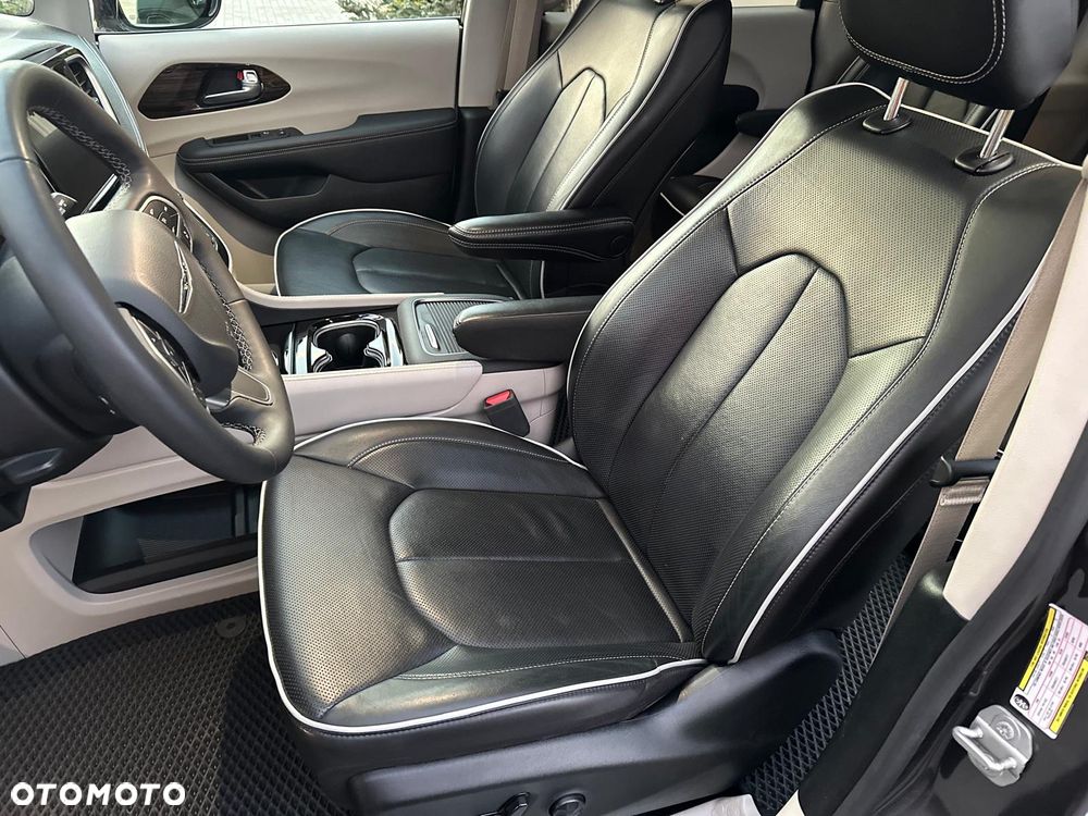 Chrysler Pacifica - 12