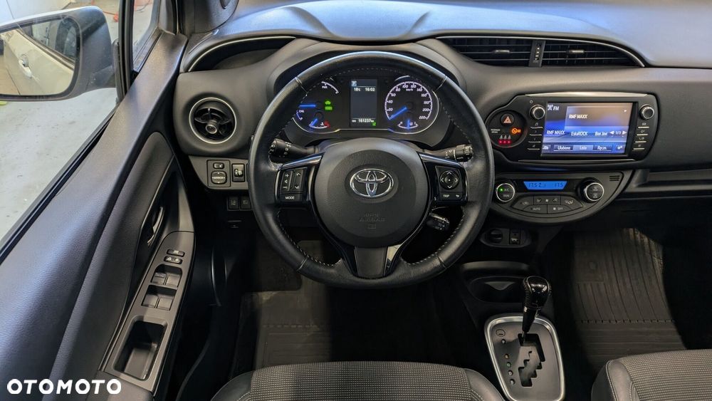 Toyota Yaris Hybrid 100 Dynamic - 13