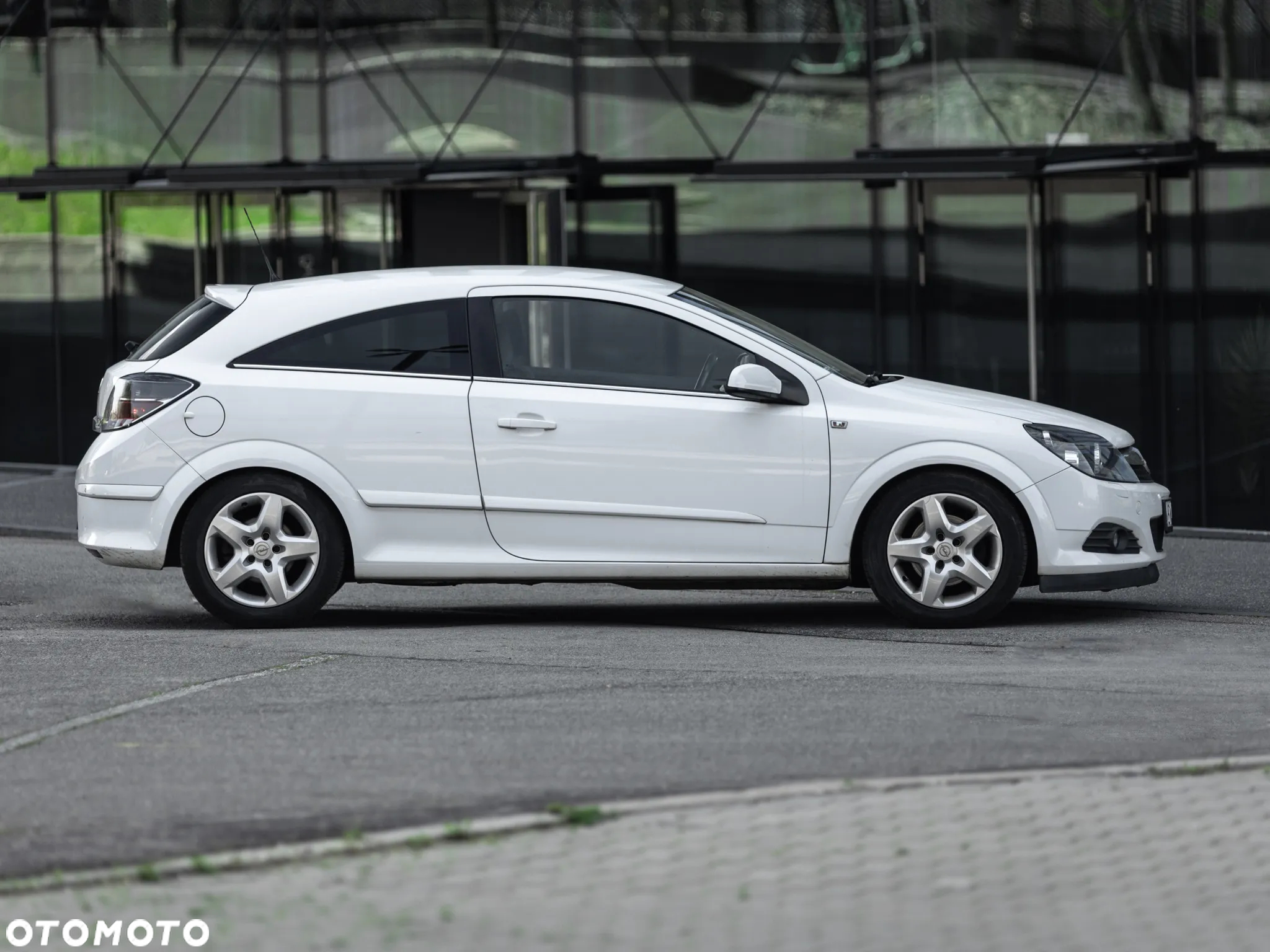 Opel Astra GTC 1.6 Black&White - 8