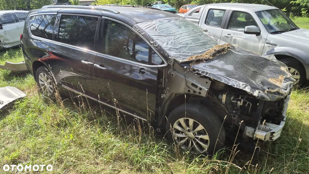 Chrysler Pacifica - 2