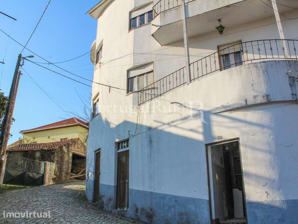 Conjunto de imóveis composto por 2 casas, quintal, adega, lojas, pa... - Grande imagem: 2/60