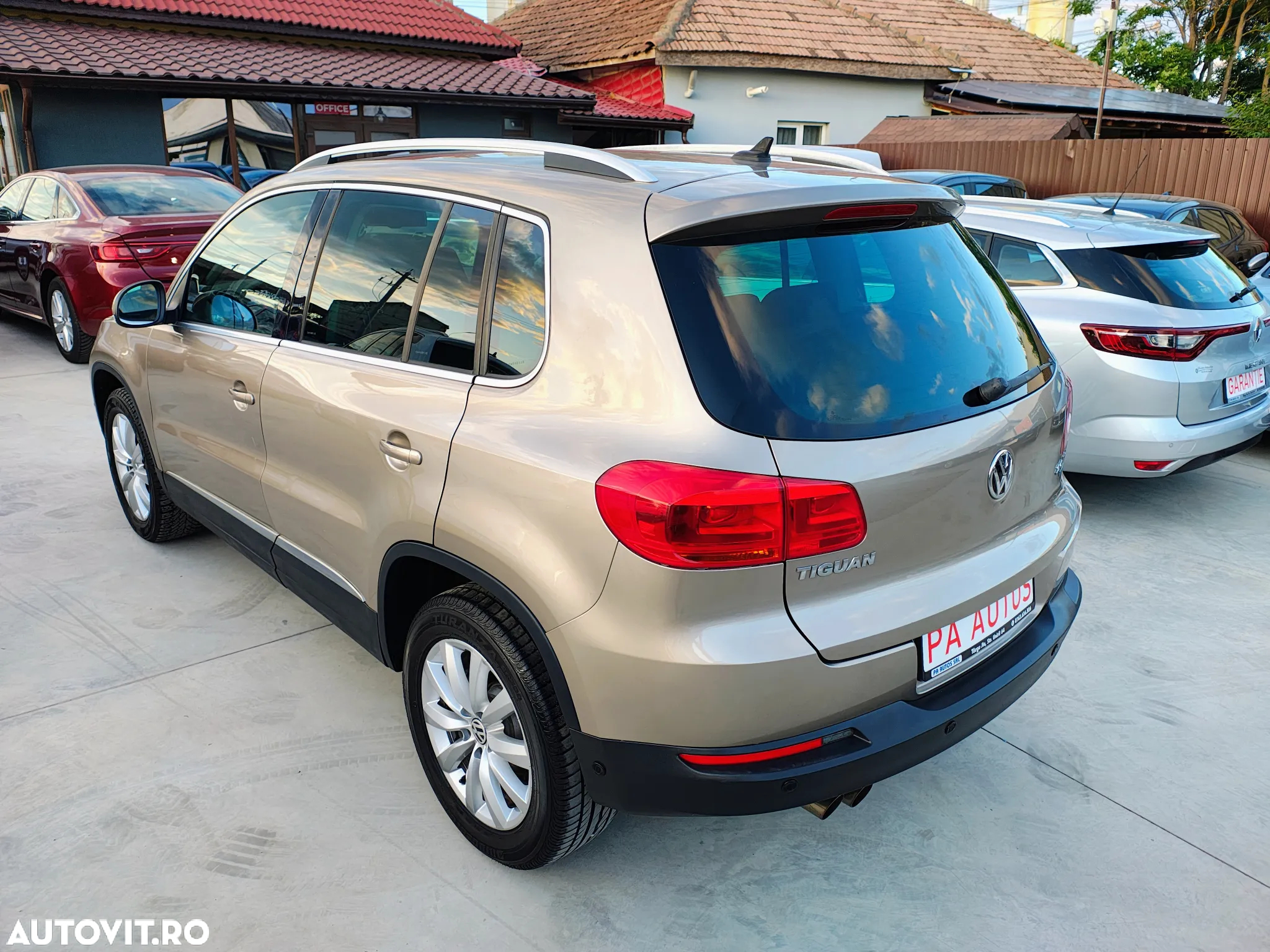 Volkswagen Tiguan 2.0 TDI DPF BlueMotion Technology Lounge Sport & Style - 27