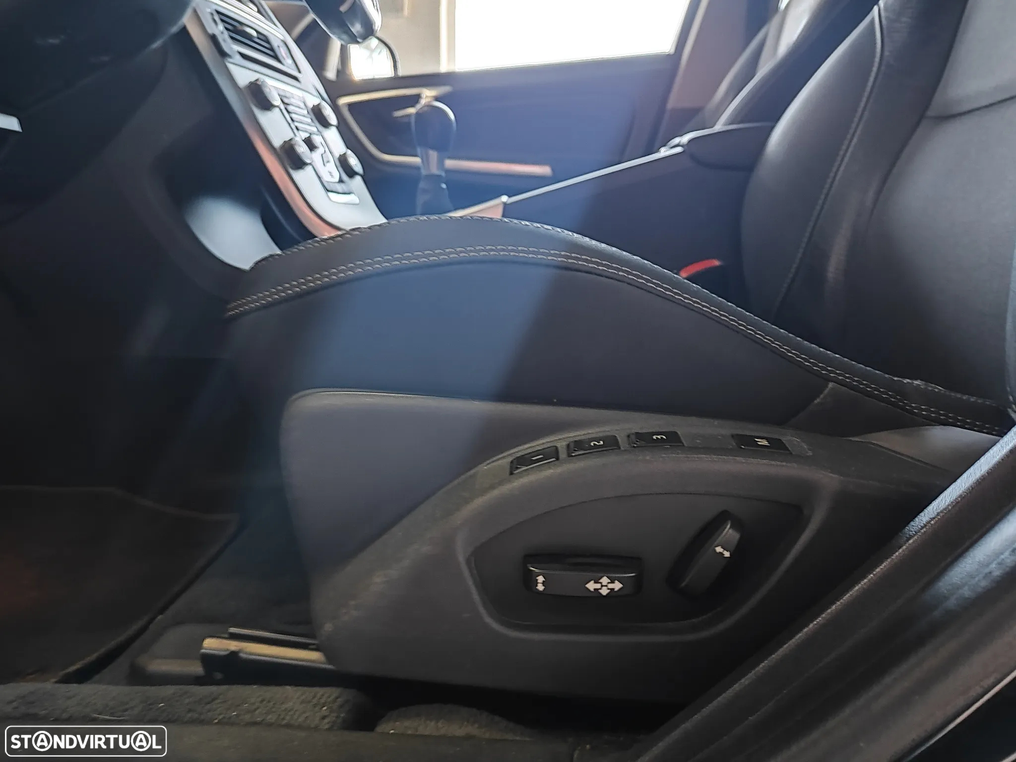 Volvo V60 2.0 D3 R-Design Start/Stop - 24