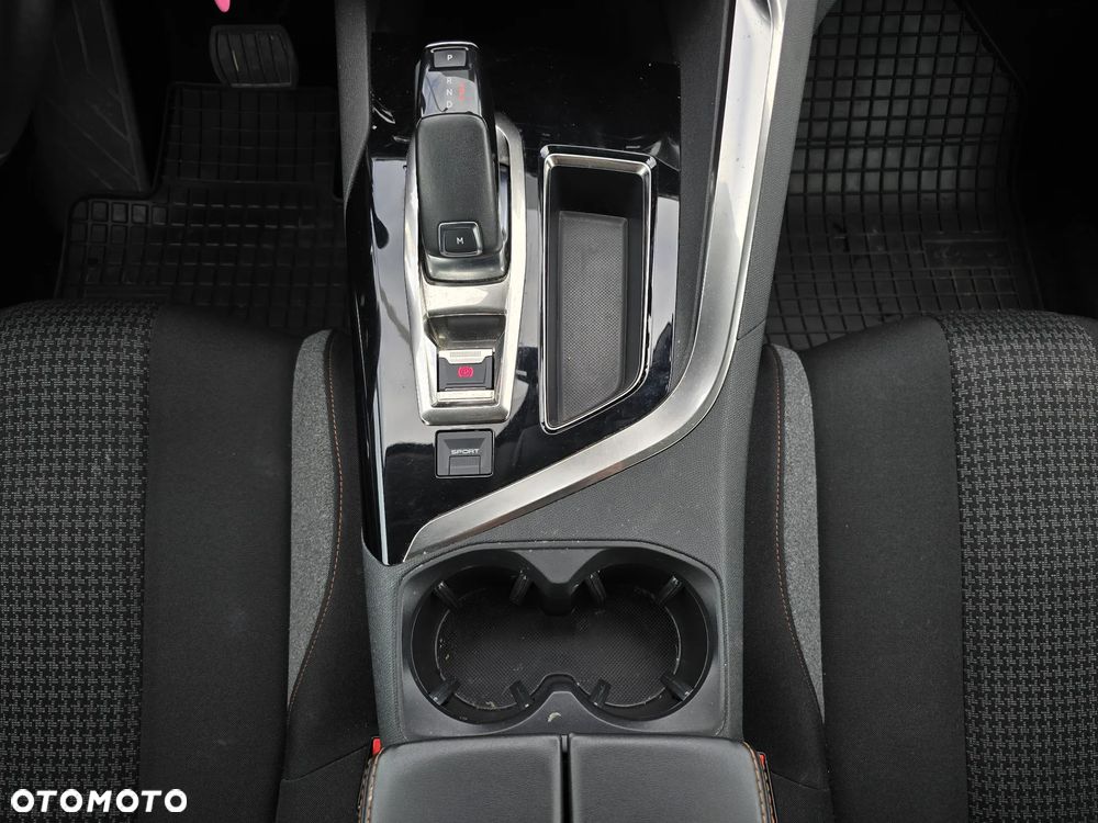 Peugeot 3008 1.2 PureTech Active S&S EAT8 - 23