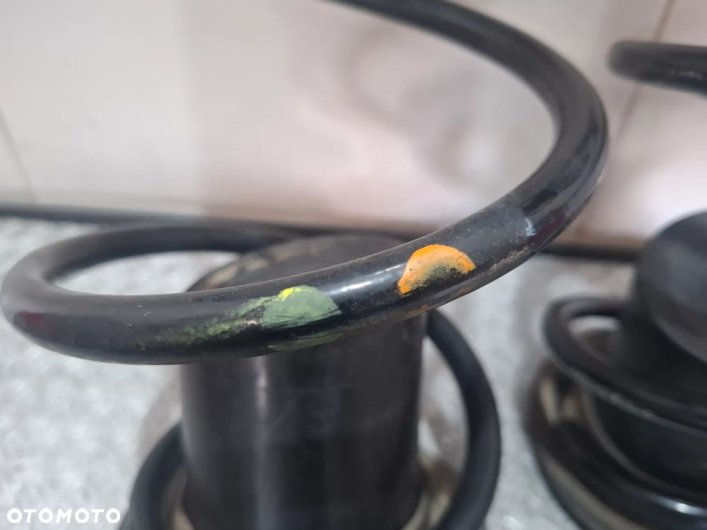 Sprężyny belki tył komplet gumy Renault Kangoo IV 2024 rok 1,5dci - 2