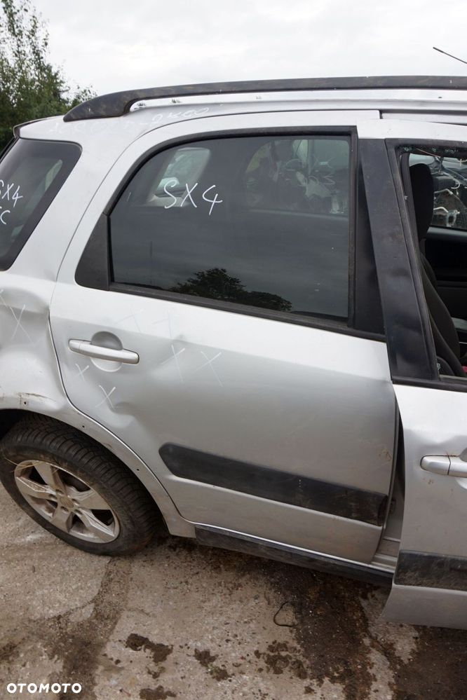 LISTWA DRZWI PRAWY TYŁ SX4 LIFT HB  SREBRNY SUZUKI 2010-2014 - 1