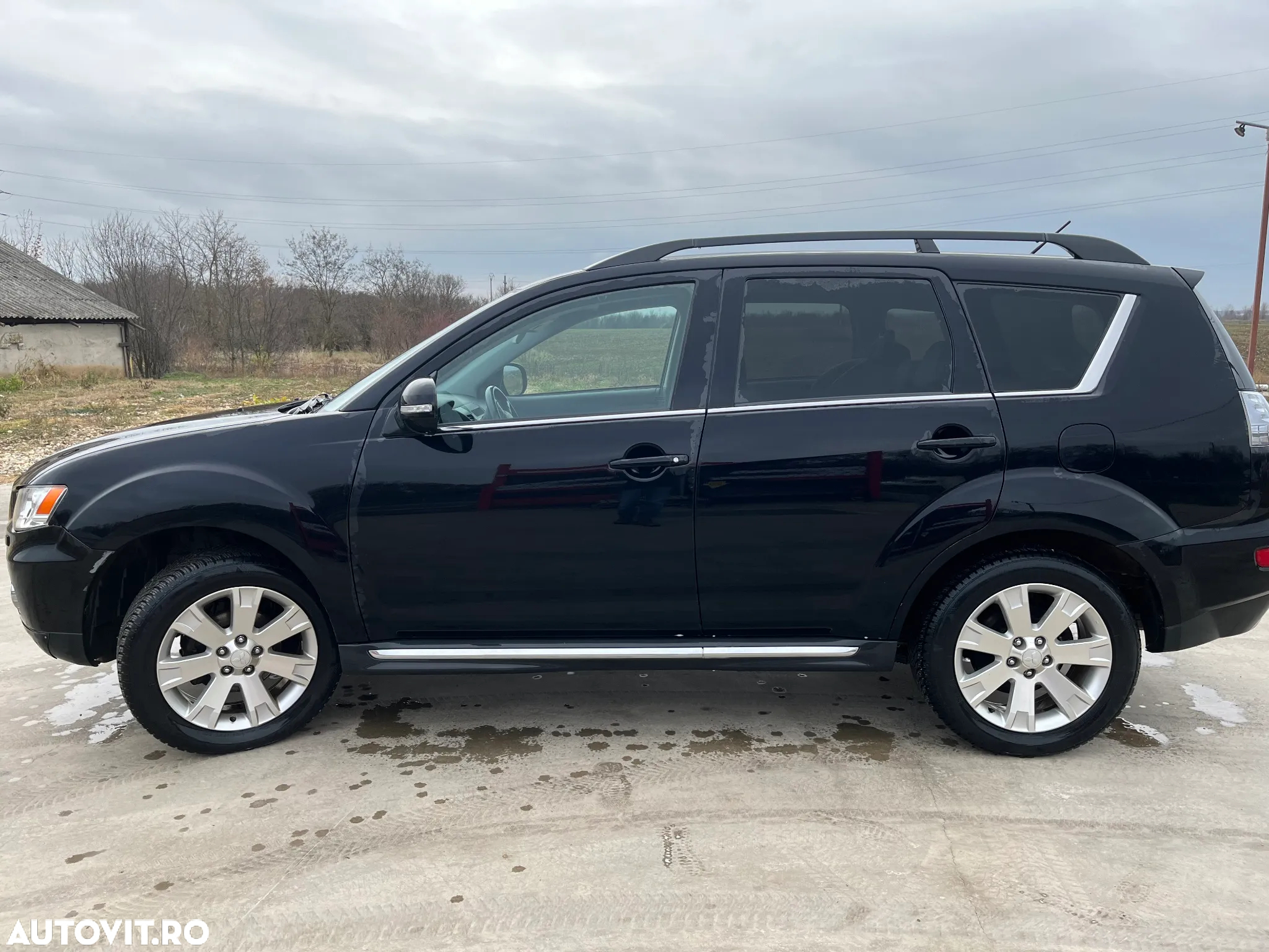 Mitsubishi Outlander - 2