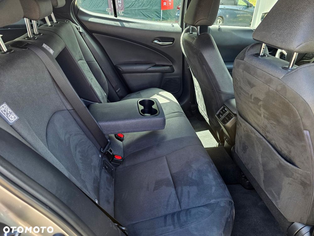 Lexus UX - 16