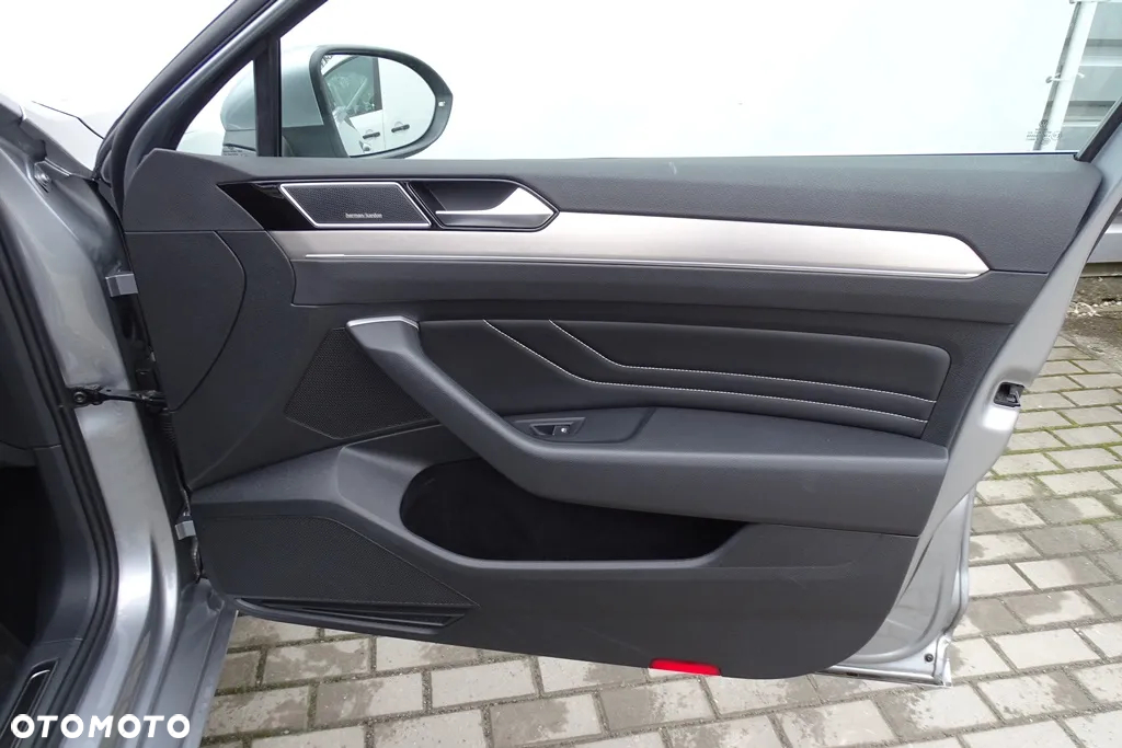 Volkswagen Passat Variant 2.0 TDI SCR DSG 4Motion Elegance - 30
