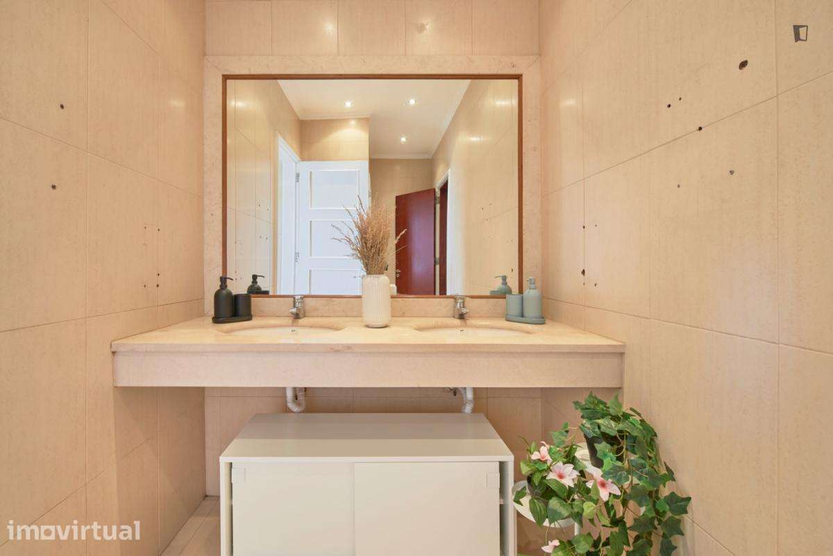 Quarto - localizado em Marquês de Pombal Lisbon - Grande imagem: 3/60