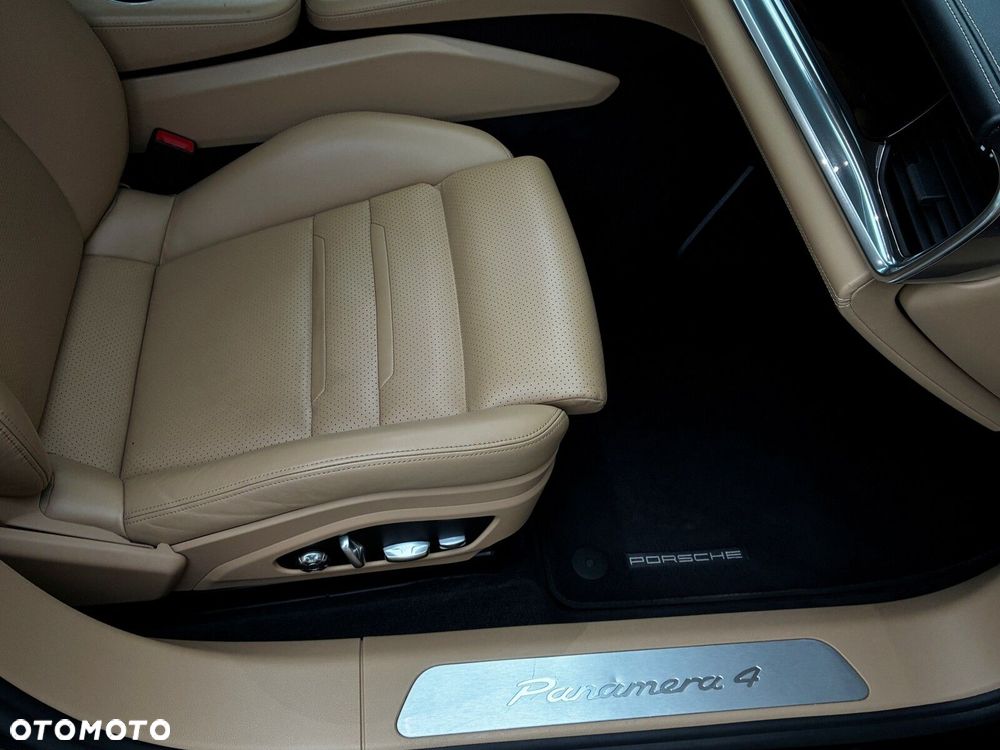Porsche Panamera - 40