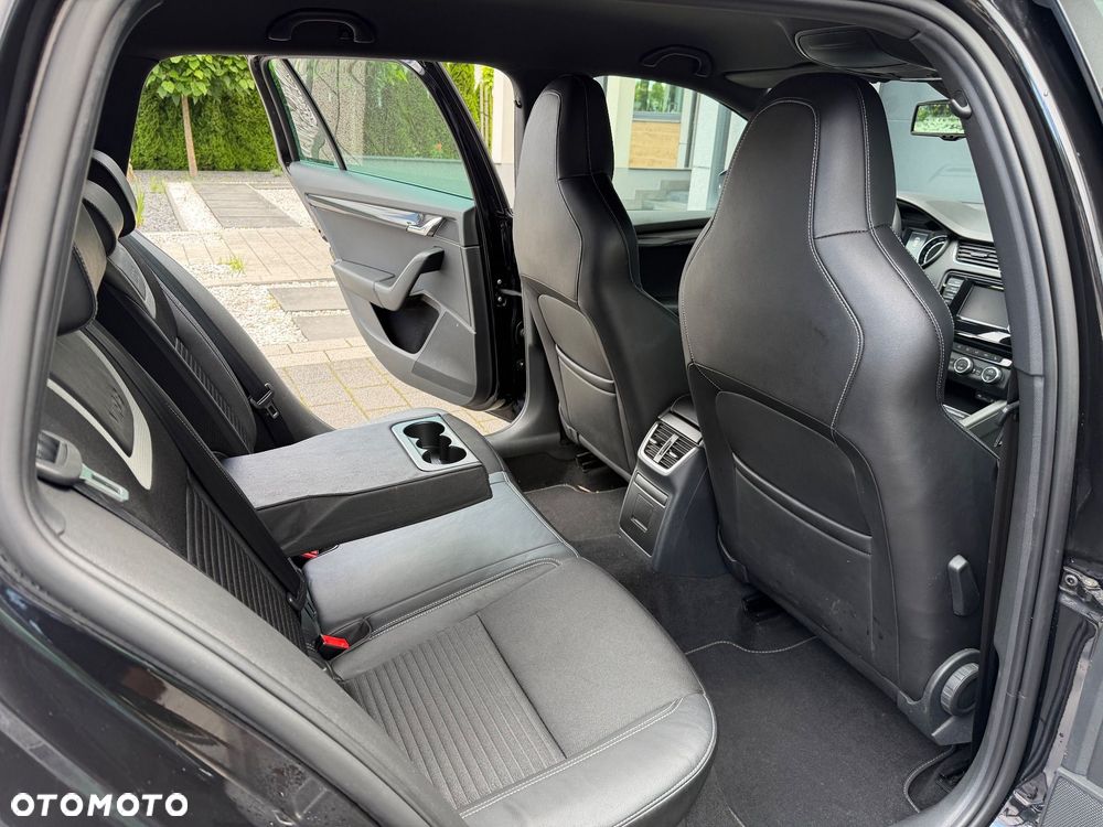 Skoda Octavia 2.0 TDI DSG RS - 24