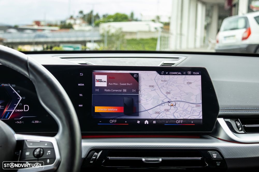 BMW iX1 eDrive20 Pack Desportivo M - 37