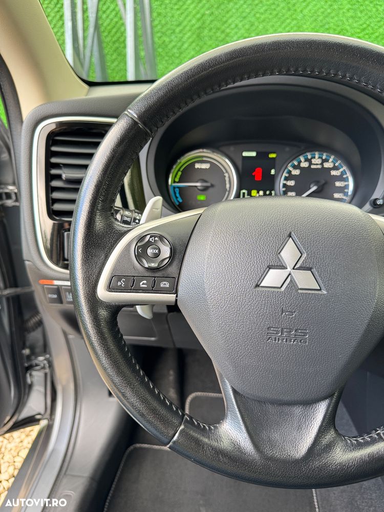 Mitsubishi Outlander 2.0 4WD Plug-In Hybrid Plus - 17