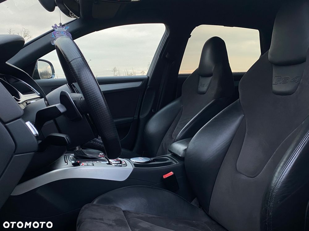 Audi RS4 Avant Standard - 15