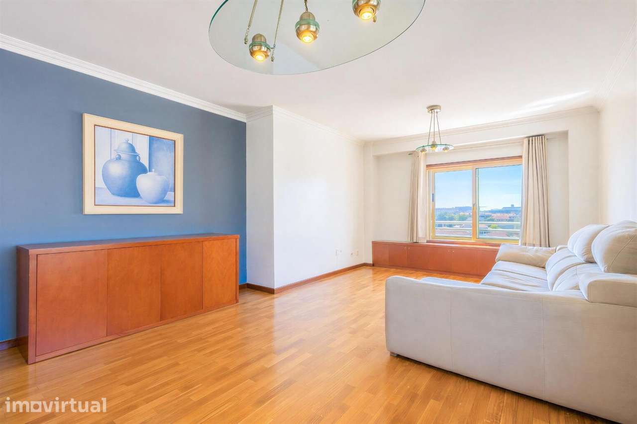 Apartamento T3+1 com suite e dois lugares de garagem na Rua da... - Grande imagem: 3/31