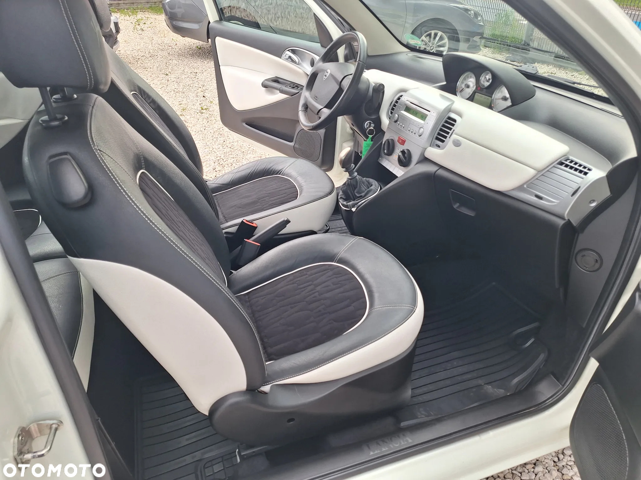 Lancia Ypsilon 1.2 8V Argento (4 os.) - 26