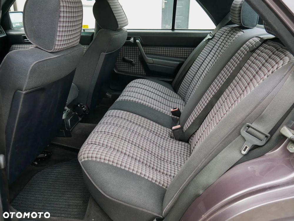 Mercedes-Benz W201 (190) - 29