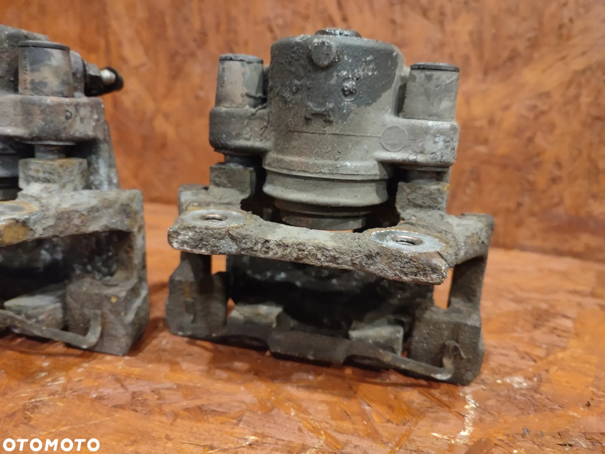 BMW E39 SEDAN ORYGINALNE ZACISKI TYŁ + JARZMA POD TARCZĘ 298MM W BARDZO DOBRYM STANIE O NR. 34 21 1 163 648 /  34 21 1 163 394 /  34 21 1 163 649 OEM SPRAWNE W 100% - 15
