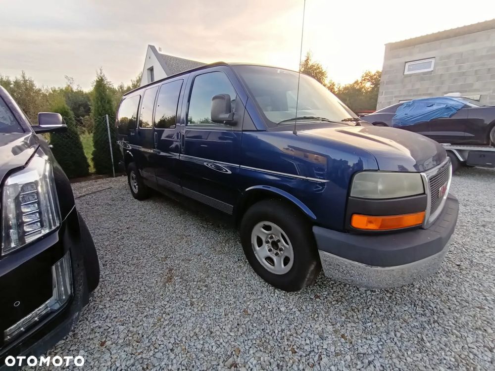 GMC Savana - 16