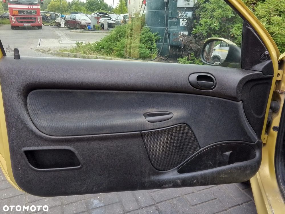 Peugeot 206 I FL (03-09r.) 1.4B 74KM. Silnik KFW Skrzynia 20CP81 lakier KAW – LAKIER ŻÓŁTY PERSEPOLIS.Cały na części. GWARANCJA !!!  Przód Tył Zestaw Komplet Drzwi Klapa Zderzak Błotnik Maska Grill Atrapa Szyba Pas Lampa Lusterko Boczki Fotel Kanapa Kokpit Deska Rozdzielcza Przełącznik Włącznik Sterownik Przewody Wiązka Instalacja Moduł Komputer Czujnik Listwa Pompa Alternator Wtryski Głowica Rozrusznik Kompresor Sprzęgło Dwumas Silnik Skrzynia ABS Klimatyzacji Paliwa Wspomagania Kolektor Turbina Przepustnica Zawór Chłodnica Koło Hak Belka Sanki Zawieszenie Mcpherson Półoś Amortyzator Wydech Tłumik Zacisk Most - 12