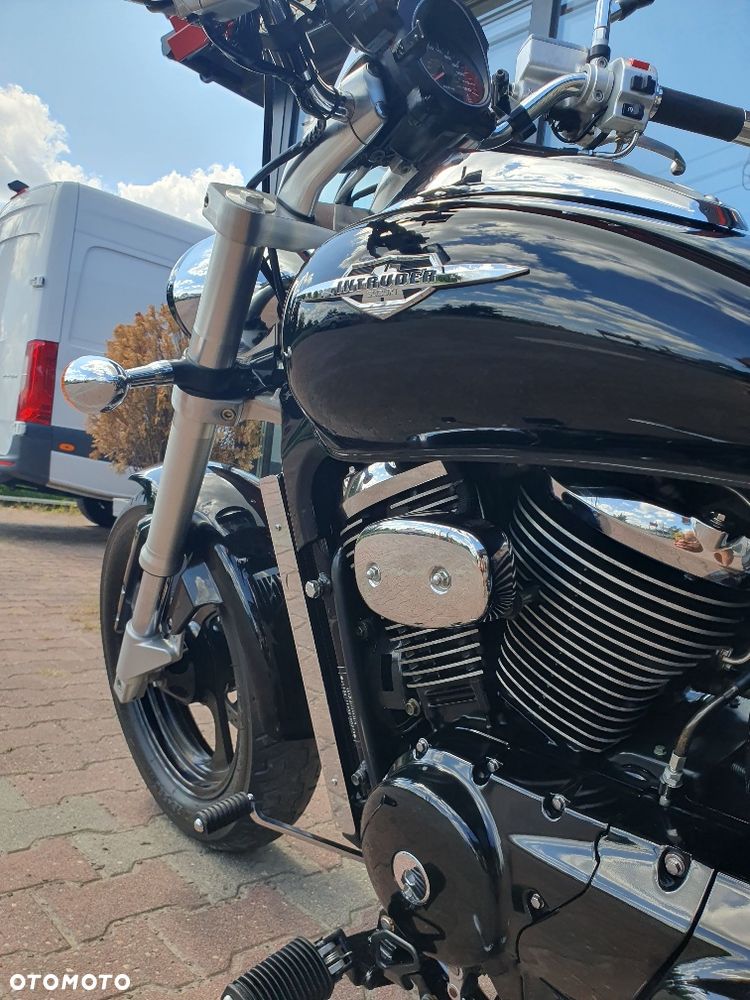 Suzuki Intruder - 13