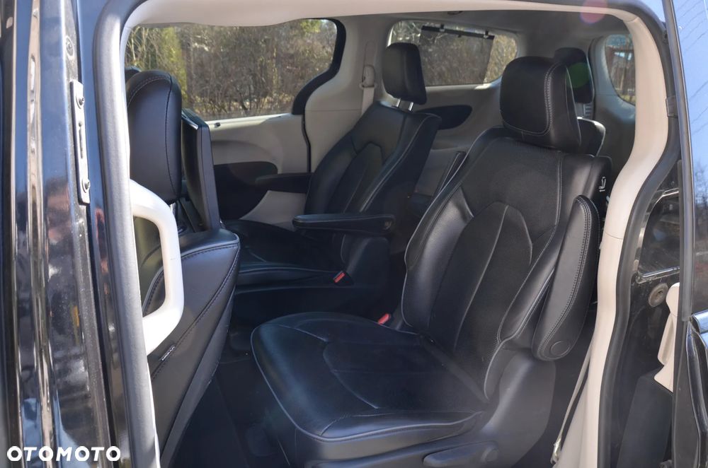 Chrysler Pacifica - 16