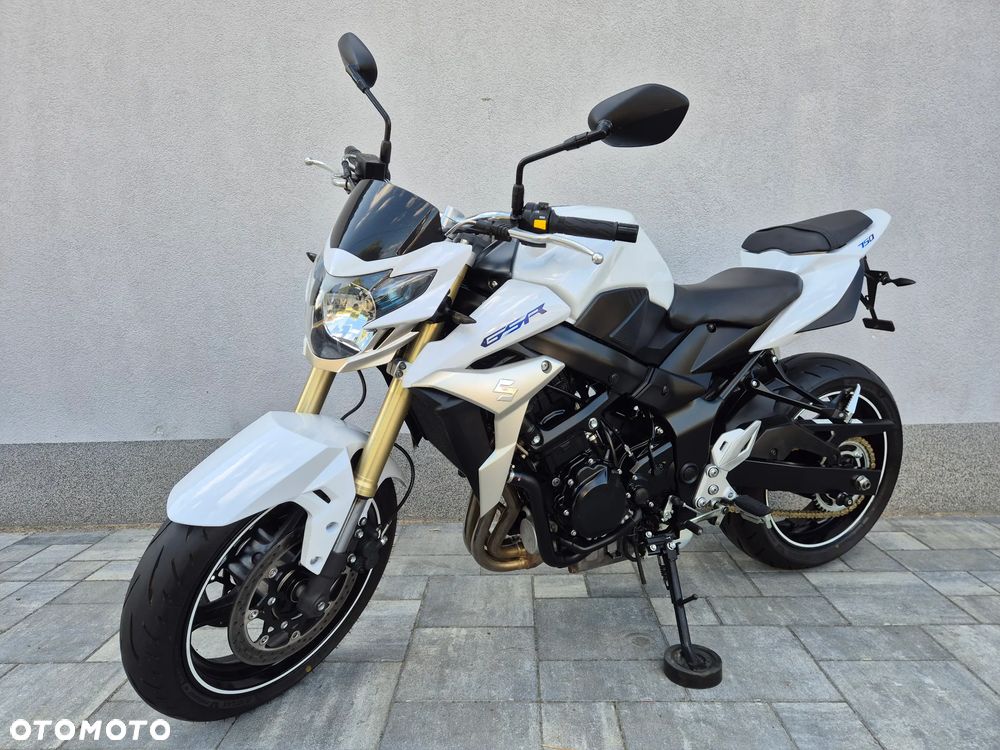 Suzuki GSR - 8