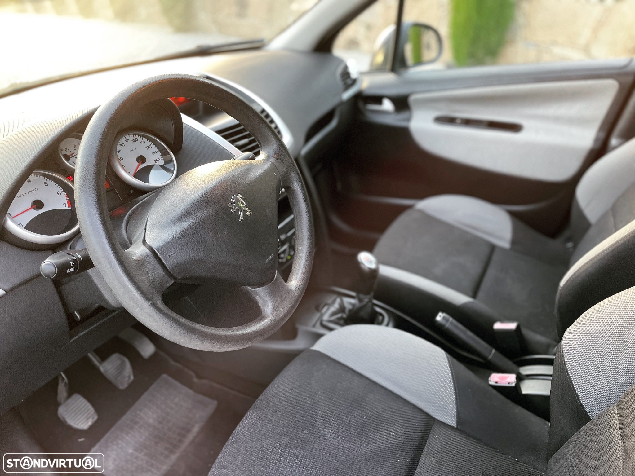 Peugeot 208 - 17