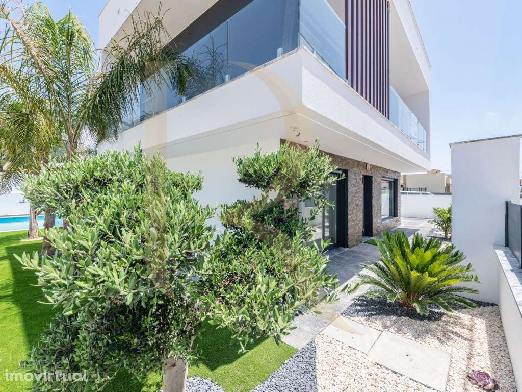 Moradia nova isolada T4 com piscina em Quinta de Valadares - Corroios - Grande imagem: 2/20