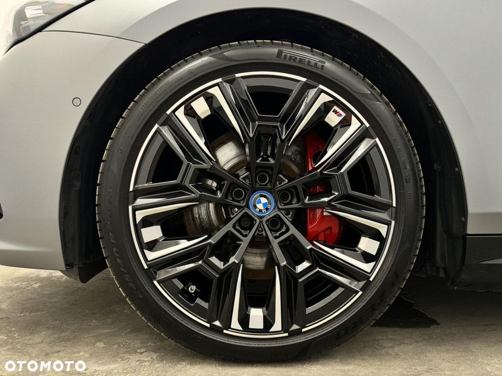 BMW i5 - 12