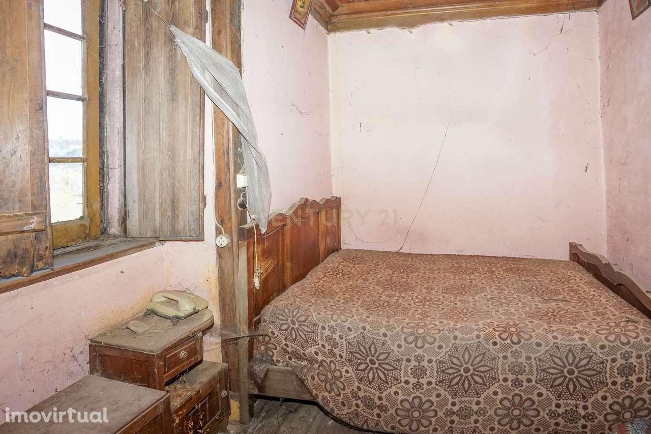 Moradia para restaurar com pátio a poucos minutos de Miranda - Miranda - Grande imagem: 3/10