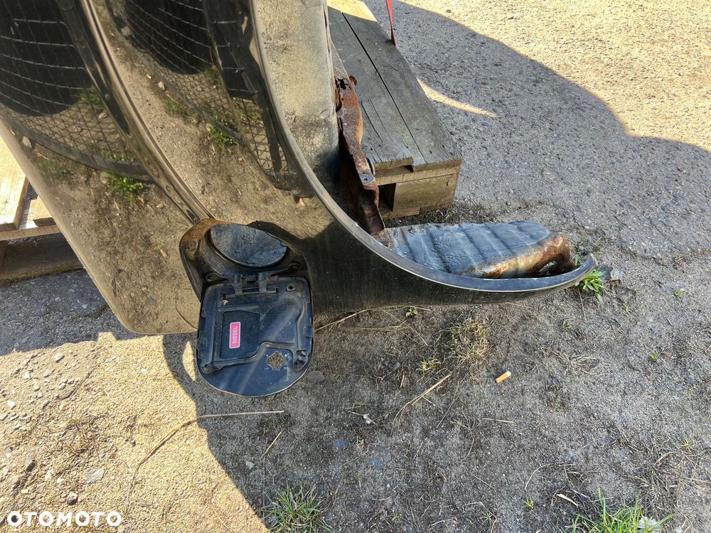 Lewy błotnik zabudowy skrzyni ładunkowej krótkiej Nissan Navara d40 ładny stan - 2