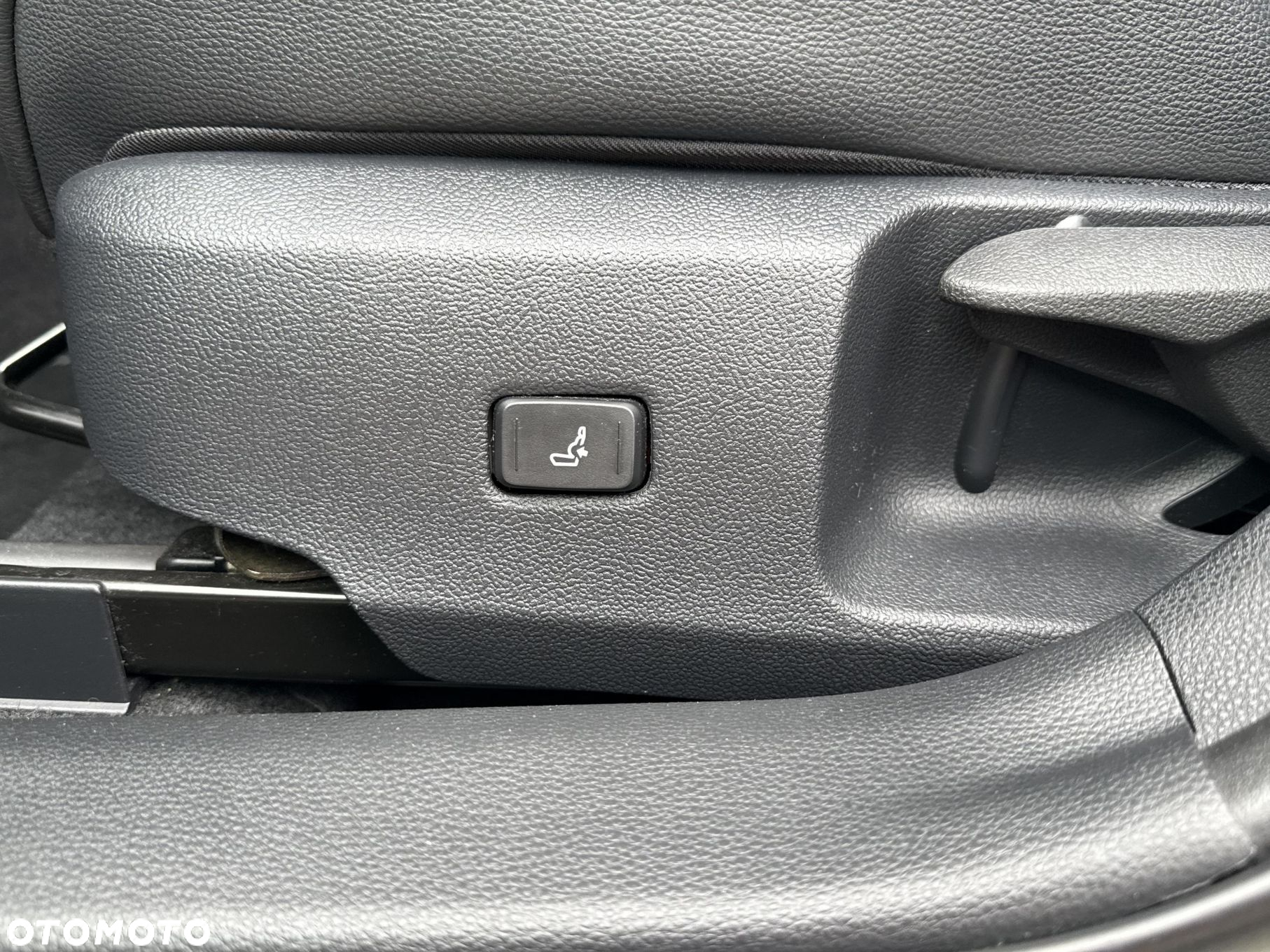 Toyota Corolla 2.0 Hybrid Executive - 26