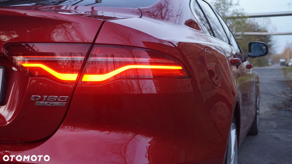 Jaguar XE 2.0 D180 S - 11