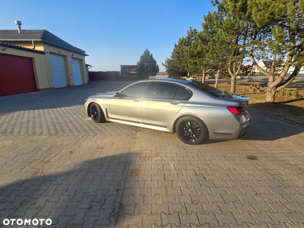 BMW Seria 7 750i xDrive sport - 12
