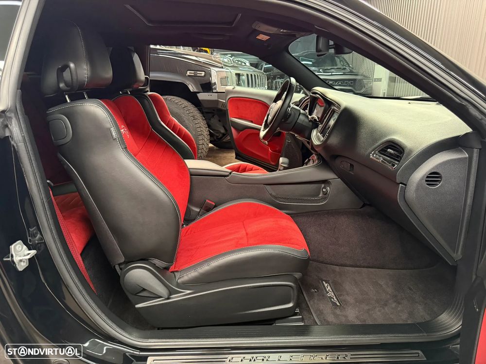 Dodge Challenger Auto SRT Hellcat - 30