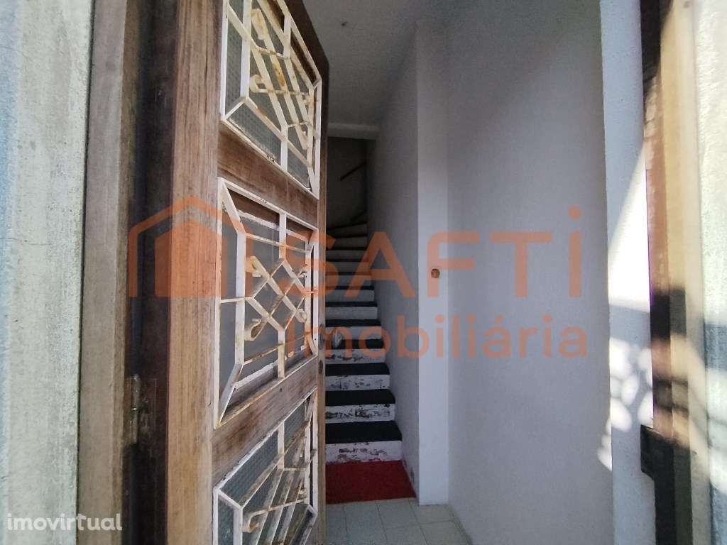 Moradia para reabilitar com garagem | São Mamede do Coronado - Grande imagem: 3/7