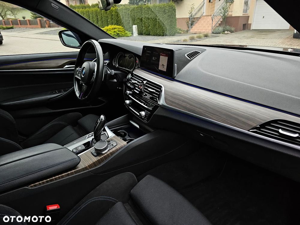 BMW Seria 5 520d M Sport - 8