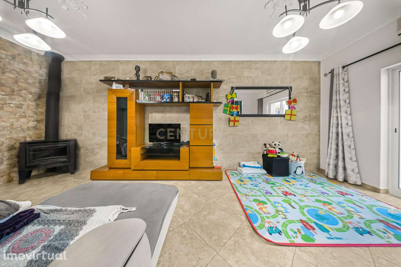 Moradia T4 com áreas generosas em Fernão Ferro - Grande imagem: 5/35