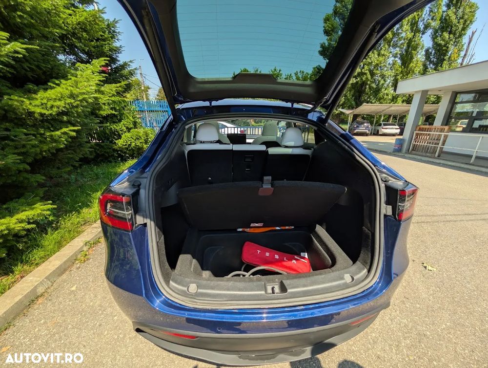 Tesla Model Y - 32